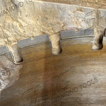 Studi Kasus Pelanggan | Mata Gergaji Dinding Segmen ARIX Berbentuk V dengan Las Laser 800mm–1400mm dari SANG di Pasar Eropa